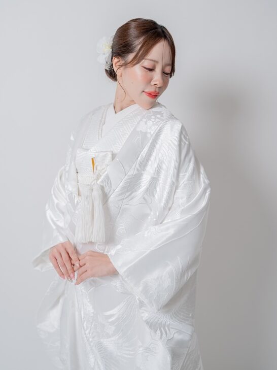 柔らかな光のなかで凛とした横顔を見せる花嫁の和装前撮りカット