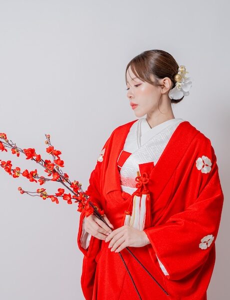 赤一色に染められた赤無垢 洗練された美しさの和装前撮り梅の花を手に持つ花嫁