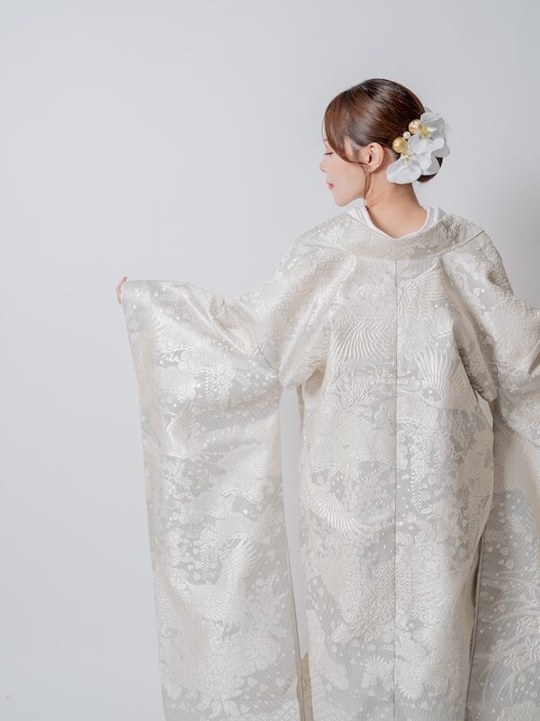 美しくシルバーに輝く都会的な花嫁様 和装前撮り花嫁様 背中アップショット