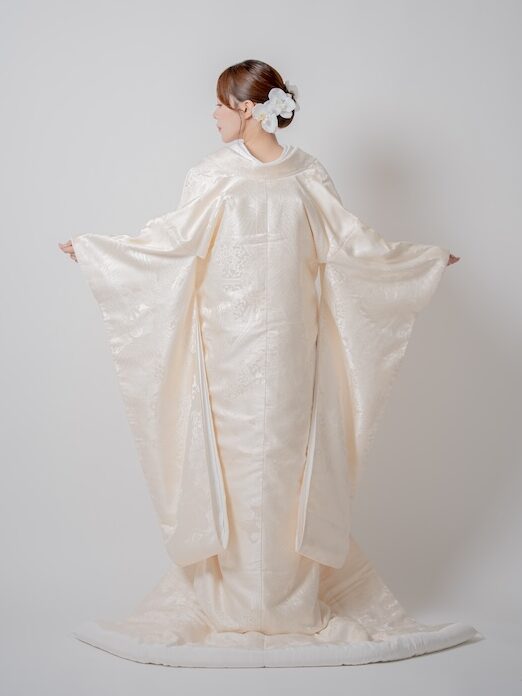 アンティークな薫りが漂う白無垢を着こなす花嫁の横顔ポートレート