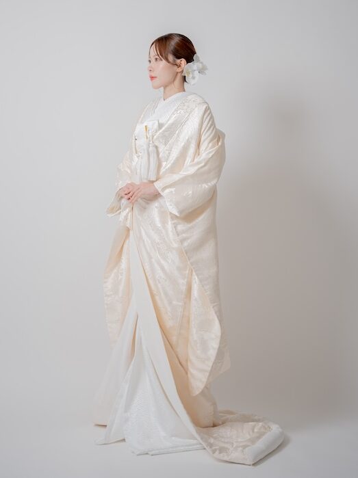 温かみのある生成り色の白無垢姿を見せる花嫁の正面カット