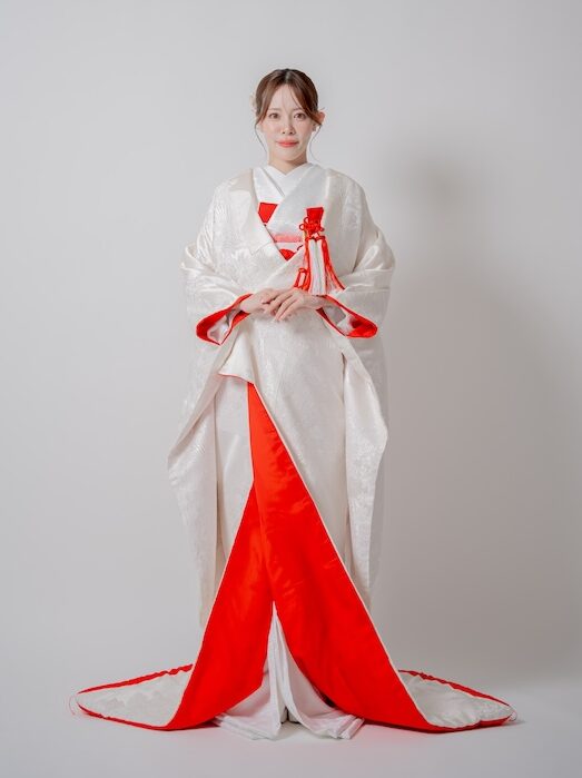 紅白のコントラストが美しい白無垢を着こなす花嫁の正面ポートレート