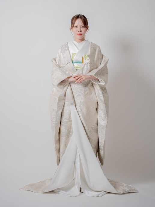 珍しいシルバーの色打掛 光の加減で美しくシルバーに輝く都会的な花嫁様 和装前撮り花嫁様の立ち姿ポーズ