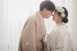 和装を着た男女が顔を寄せ合い、穏やかな表情で見つめ合っているシーン。