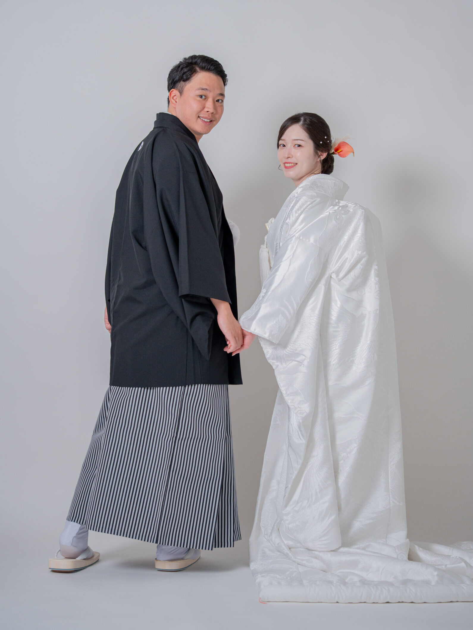 白無垢の後撮りで美しく流れるような振り向きポーズを見せる花嫁のポートレート
