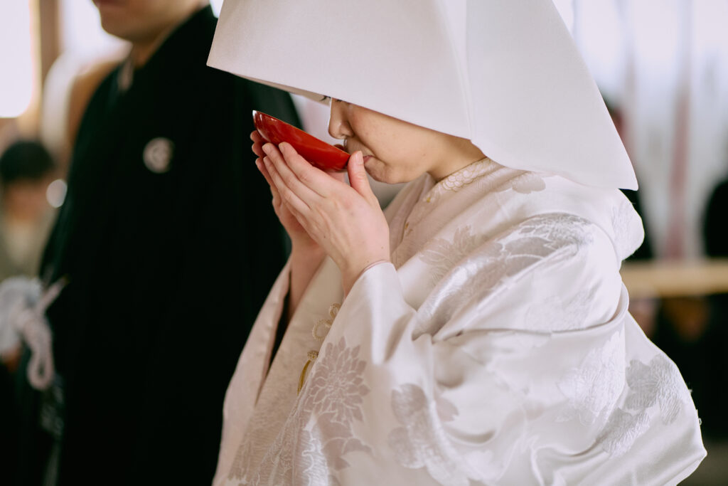 和婚の式中の様子 白無垢と紋付きで望む凛々しいお二人