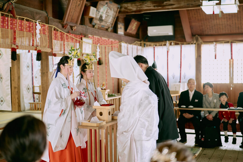 和婚の式中の様子 白無垢と紋付きで望む凛々しいお二人