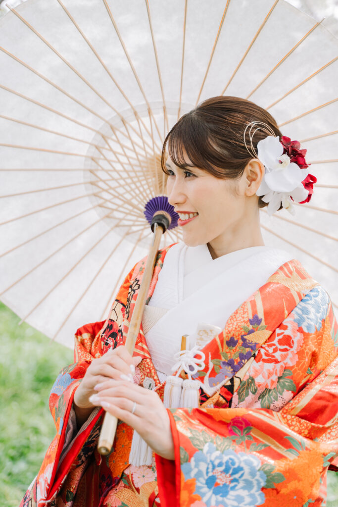 番傘を手に持って和装前撮りを楽しむ花嫁様ソロ ロケーション撮影