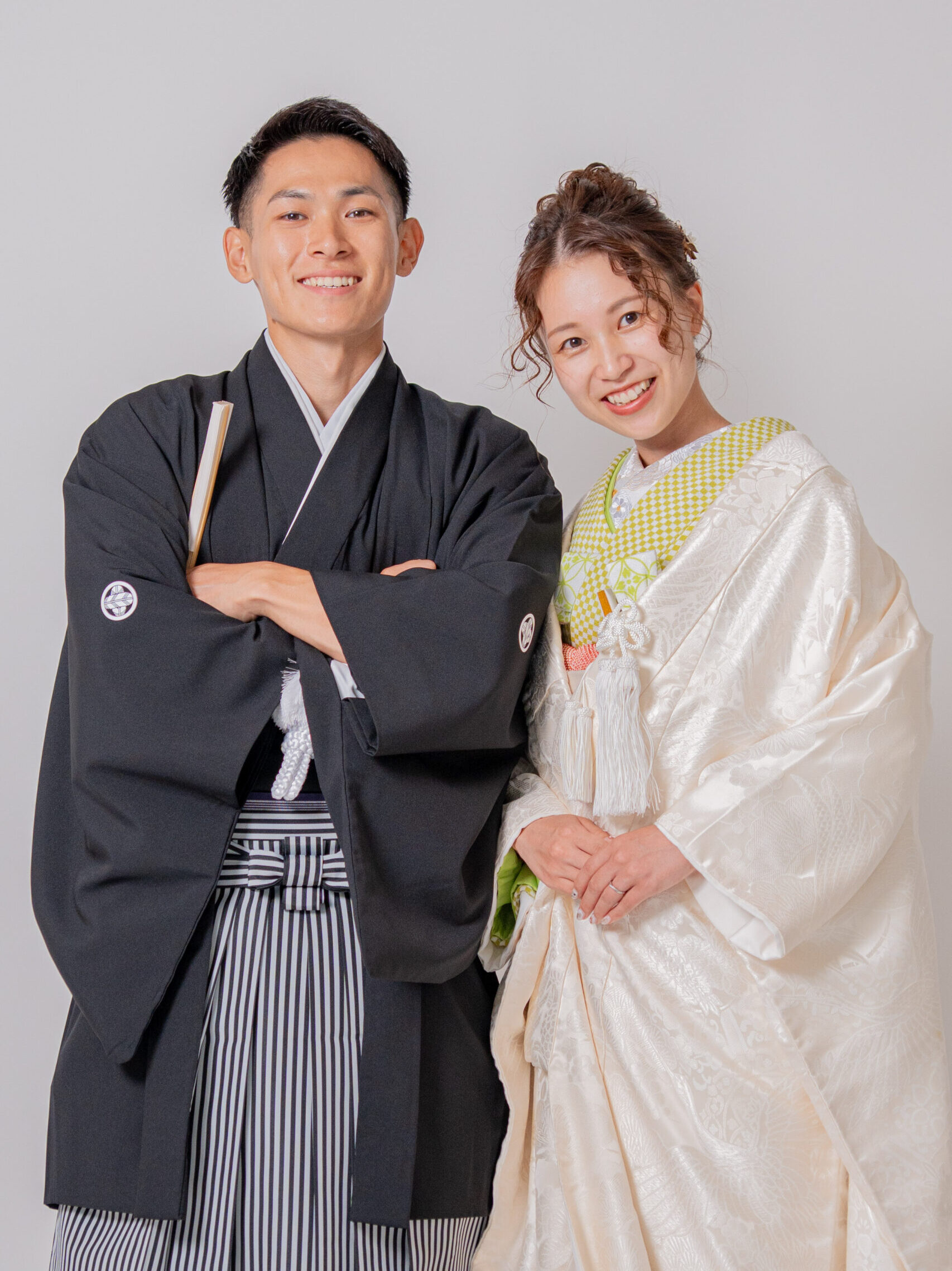 白無垢と黒紋付袴の王道コーディネートで笑顔を見せる新郎新婦のツーショット