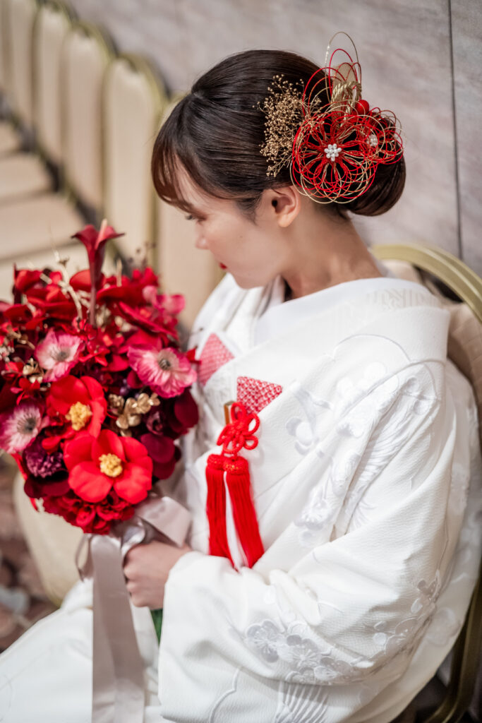 挙式当日 赤ブーケと小物を持つ白無垢花嫁様