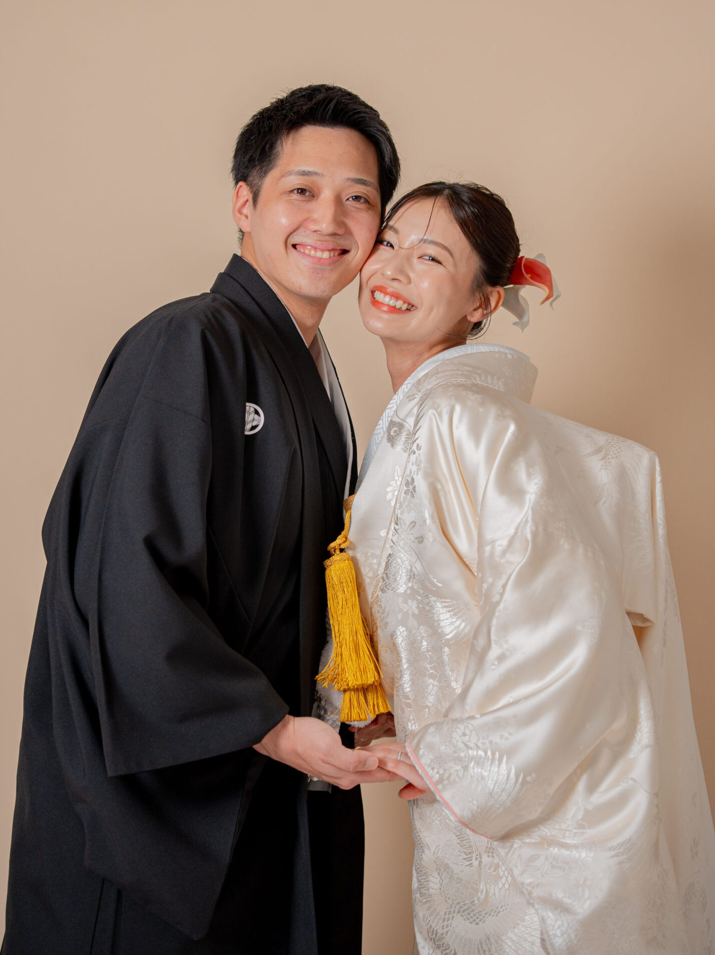 ピンクのふきが目を引く、美しい振り向きポーズのスタジオウェディングフォト