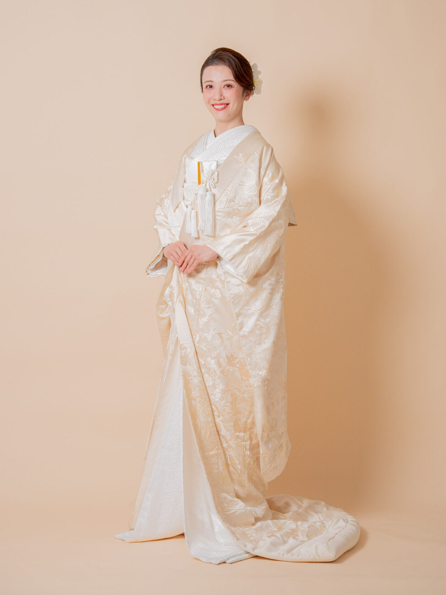 新作の洗練された白無垢を着用した花嫁の全身正面カット