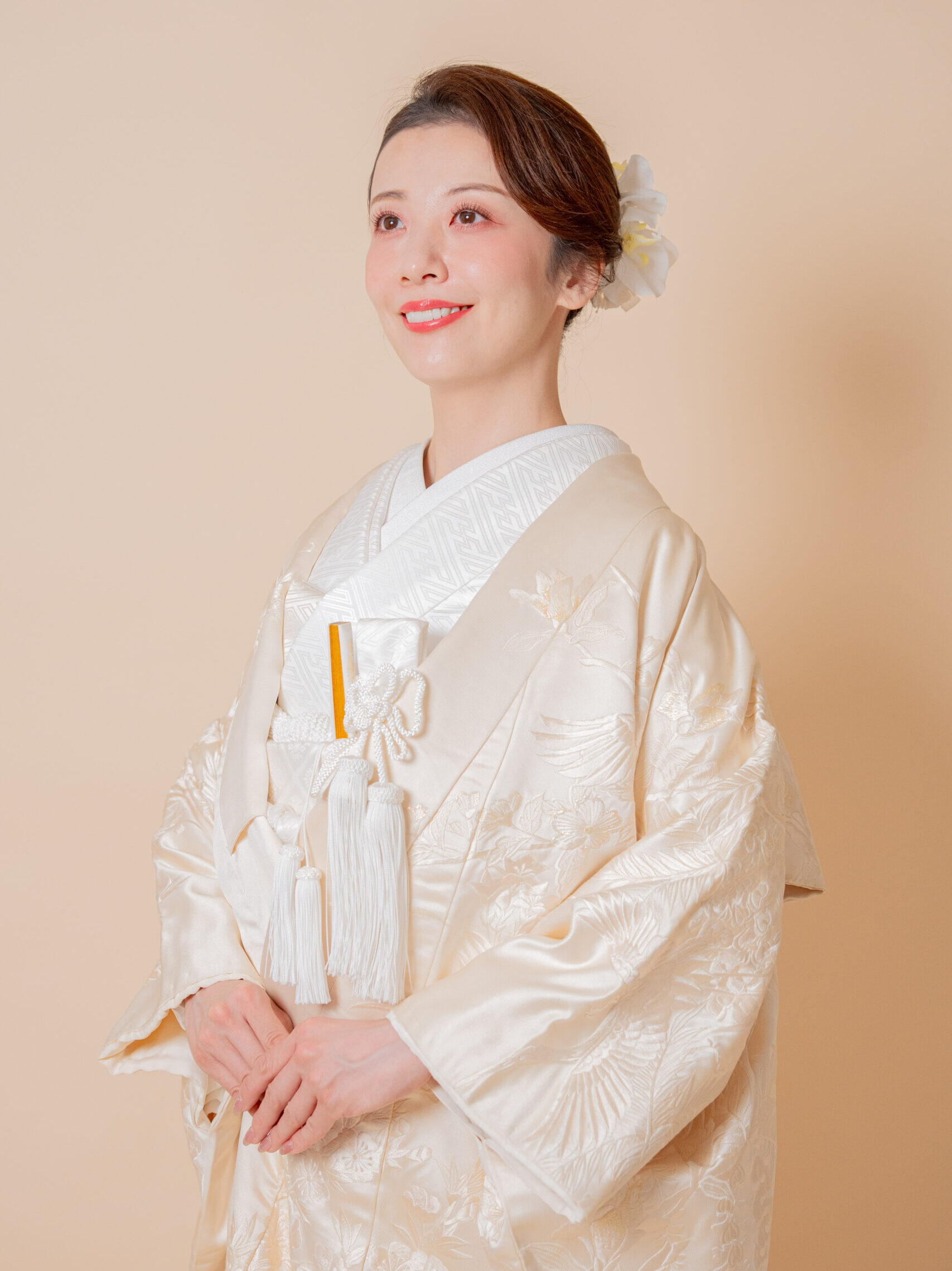白無垢の後撮りで振り向きポーズのセルフフォト