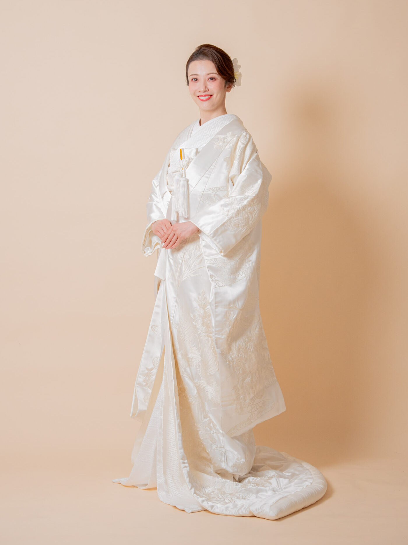 新作のクラシックな白無垢を着用した花嫁の全身正面カット