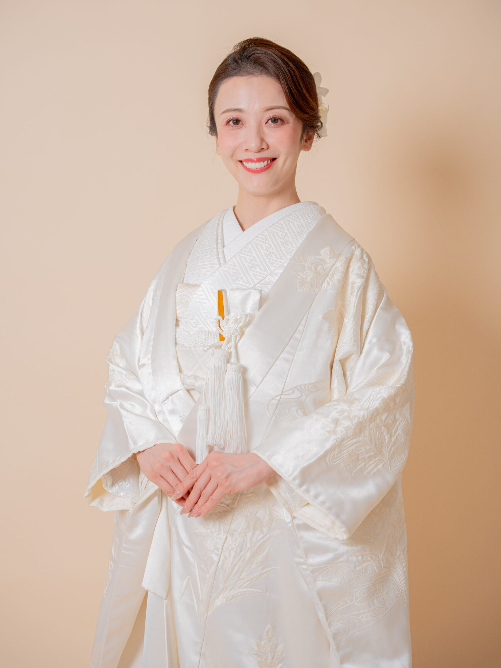 シャンパンアイボリーの上質な質感が伝わる、白無垢花嫁の美しい正面アップ