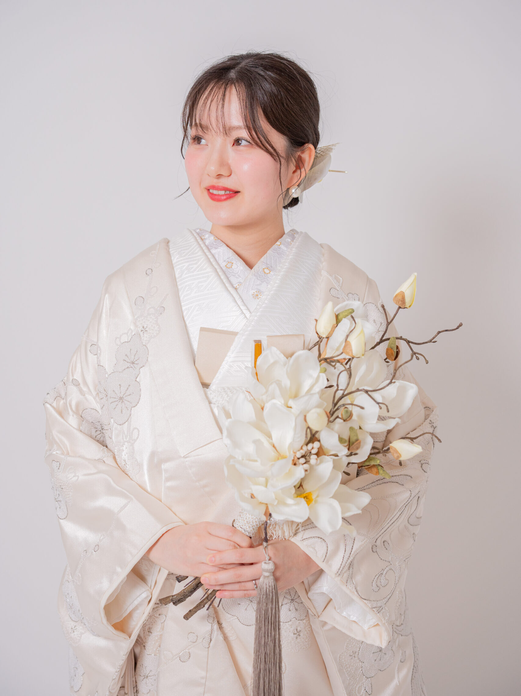 シャンパンアイボリーの優しい色合いが花嫁の表情を引き立てる美しい横顔カット