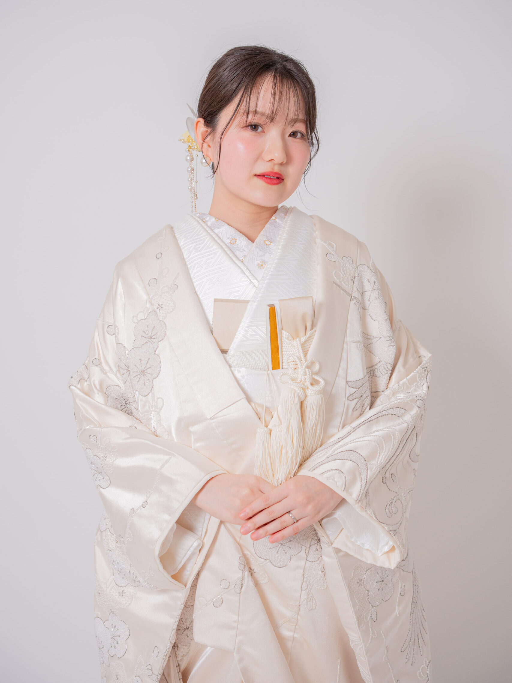 新作の白無垢を着用した花嫁の美しい正面アップカット