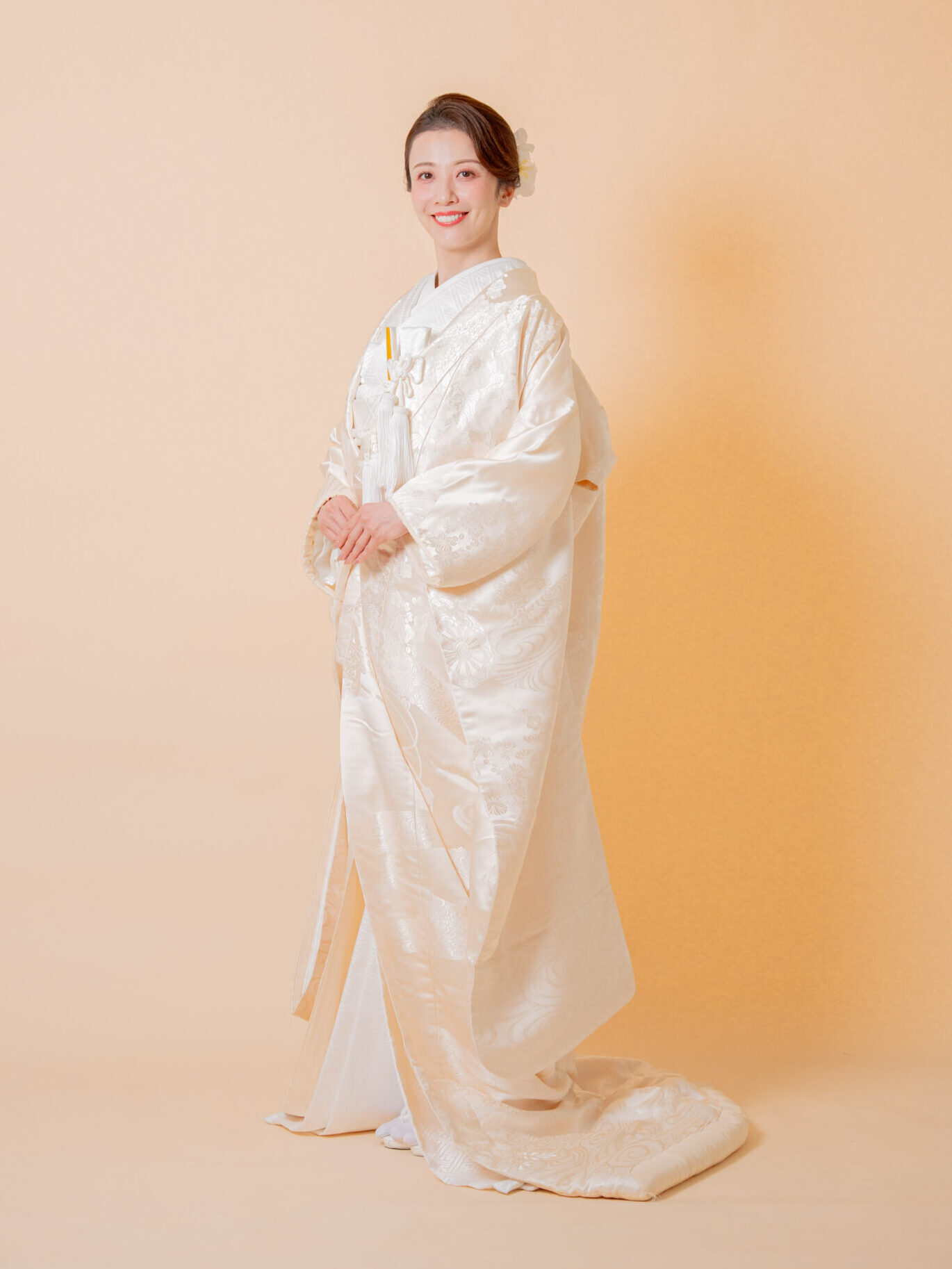 新作の気品ある白無垢を着用した花嫁の全身正面カット