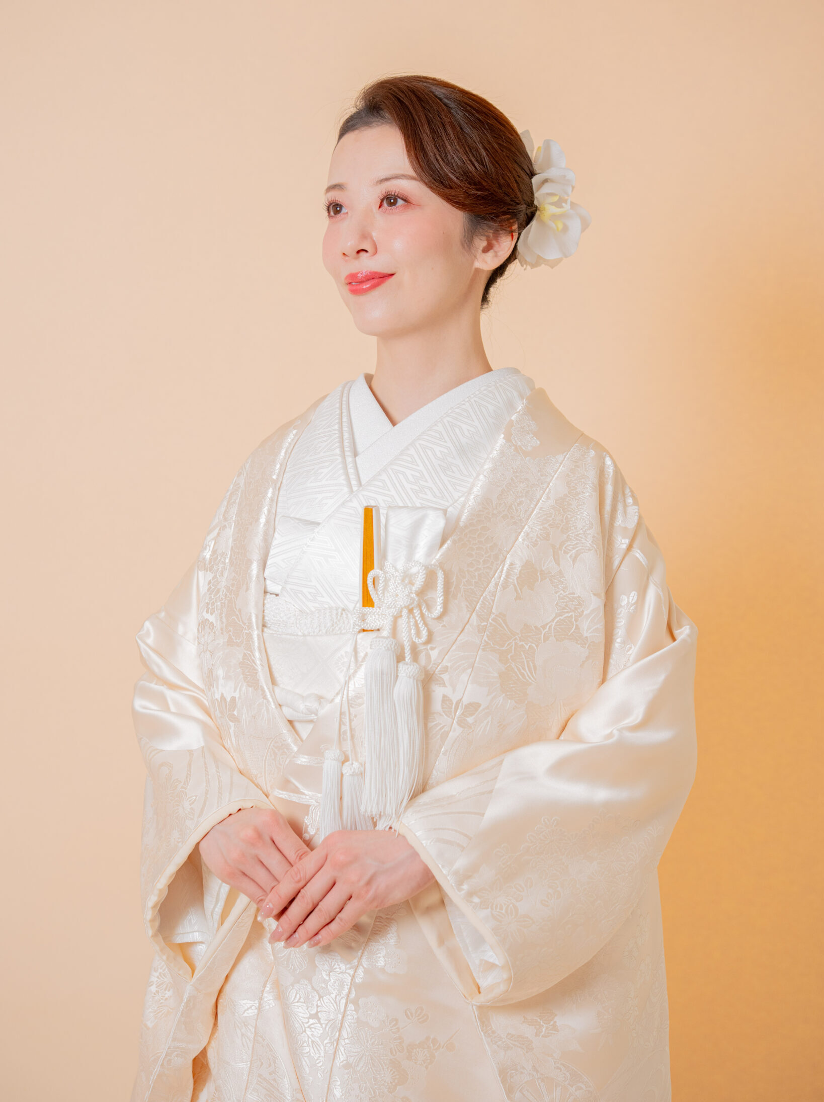 シャンパンアイボリーの高級感ある艶と上質な織りが伝わる、白無垢花嫁の正面アップ