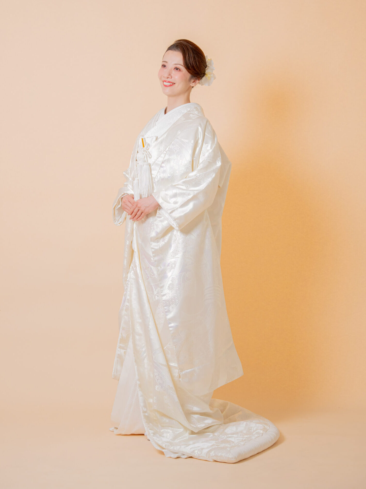 新作の白無垢を着用した花嫁のスタイリッシュな全身正面カット