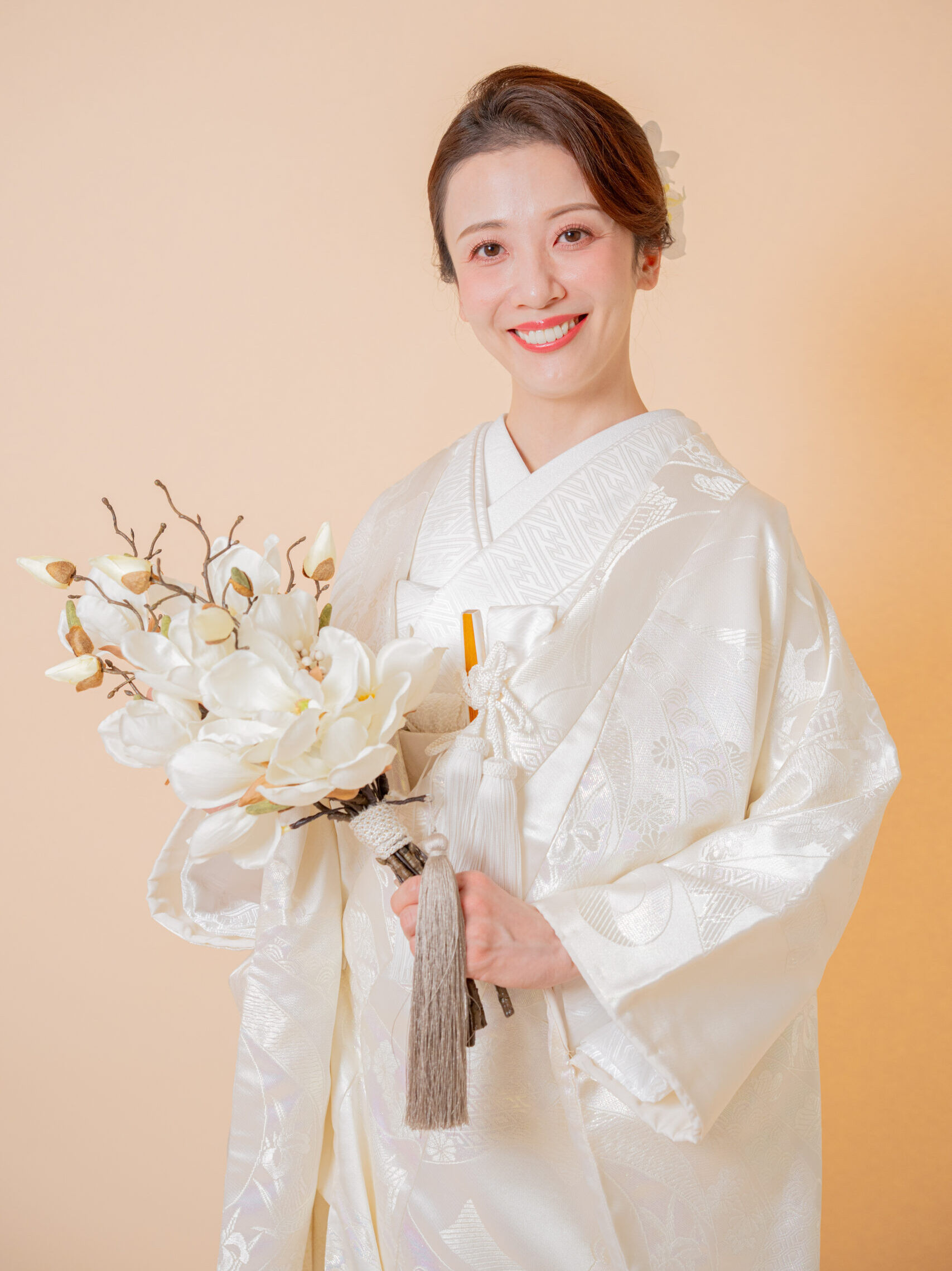 王道の白無垢ならではの純真な美しさと煌めくテクスチャーが際立つ、花嫁の正面アップ