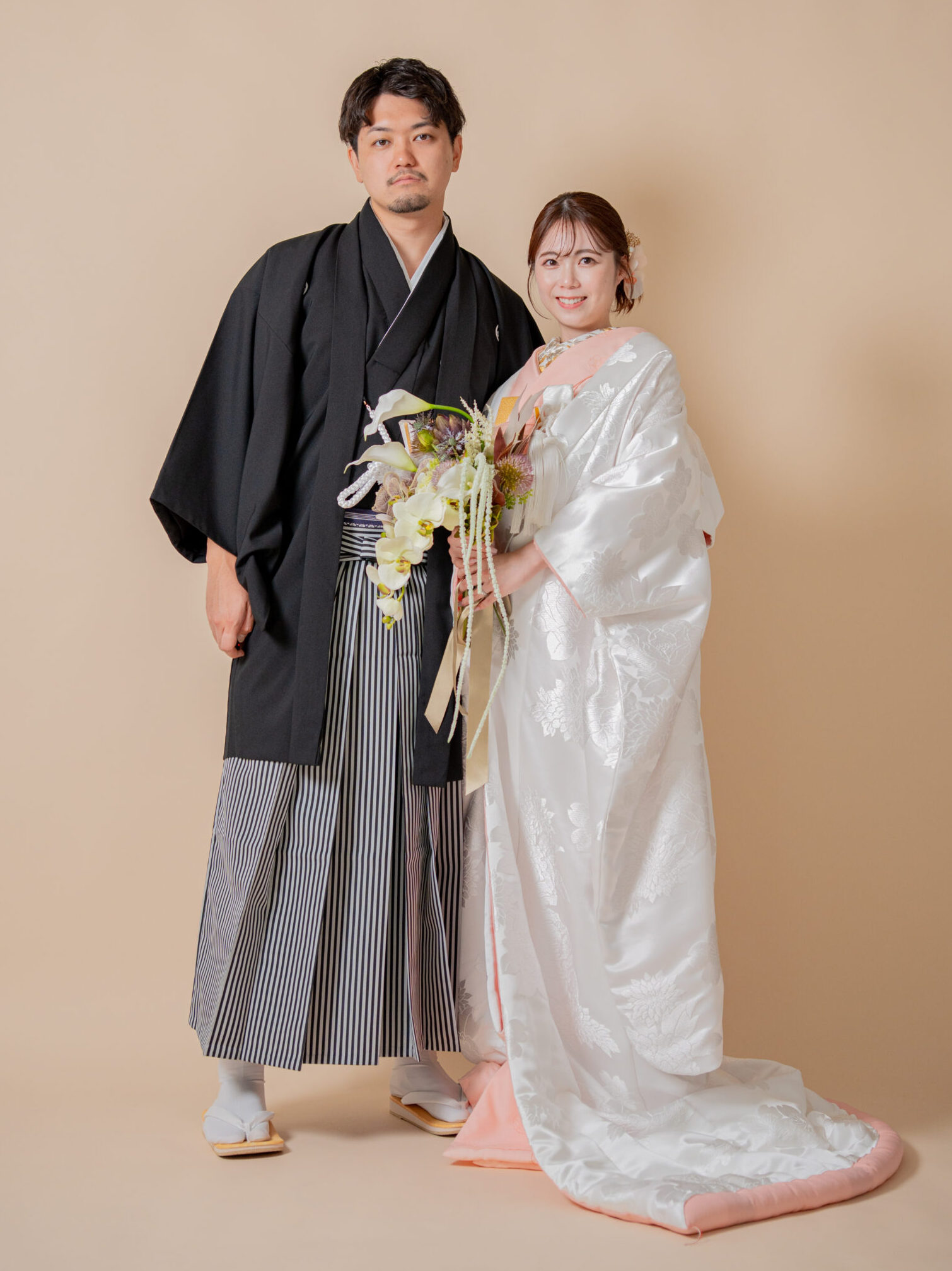 温かみのあるブーケを手に、和やかな雰囲気でスタジオ撮影を楽しむおふたり