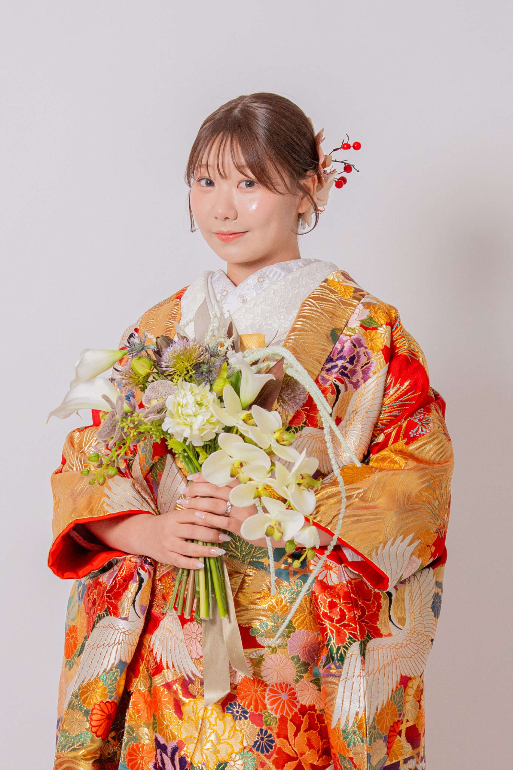 色打掛姿の花嫁様の手元に白を基調とした華やかなブーケ 和装前撮り 大阪