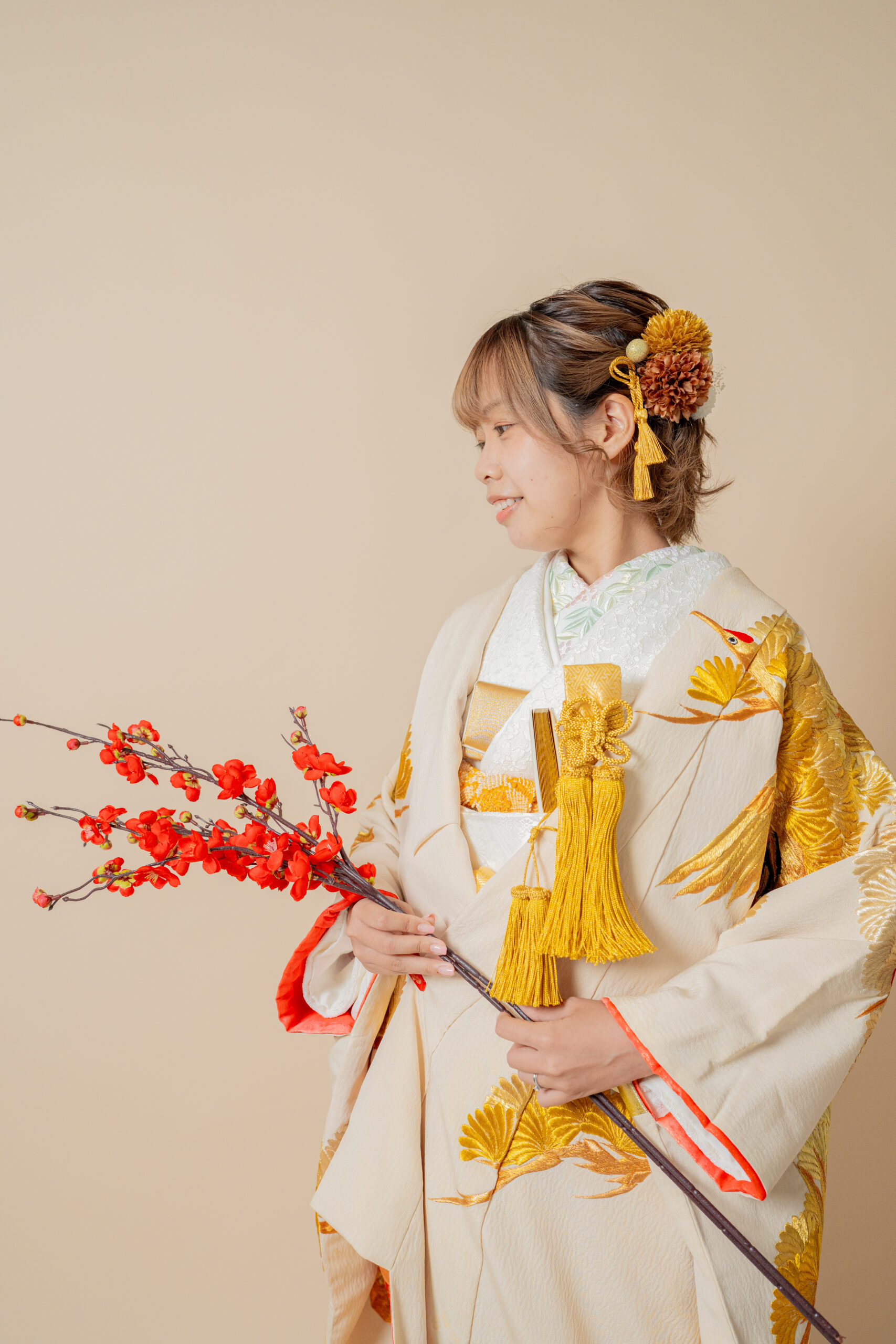 梅の花の枝を抱える 色打掛姿の花嫁様ソロ 和装前撮り 大阪