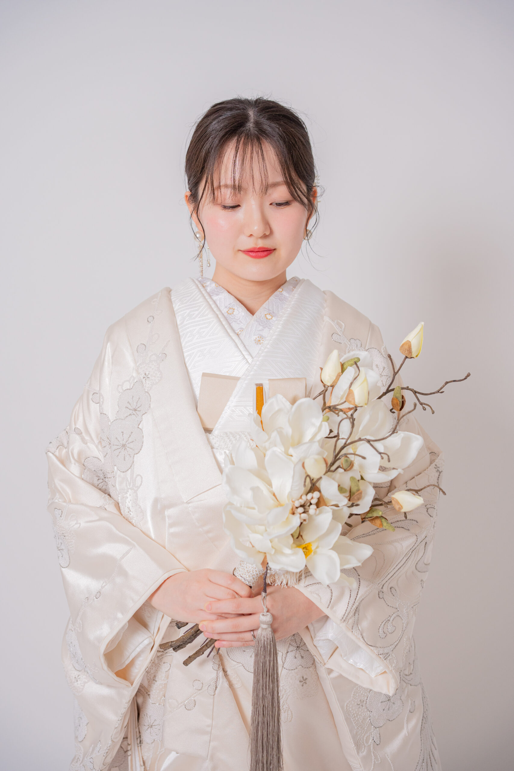 白無垢姿の花嫁様の手元に白いブーケ 和装前撮り 大阪