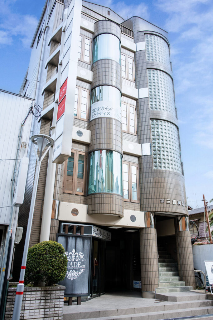 INAI WEDDING WASOU大阪店の外観 5階建てビルの2Fに位置する