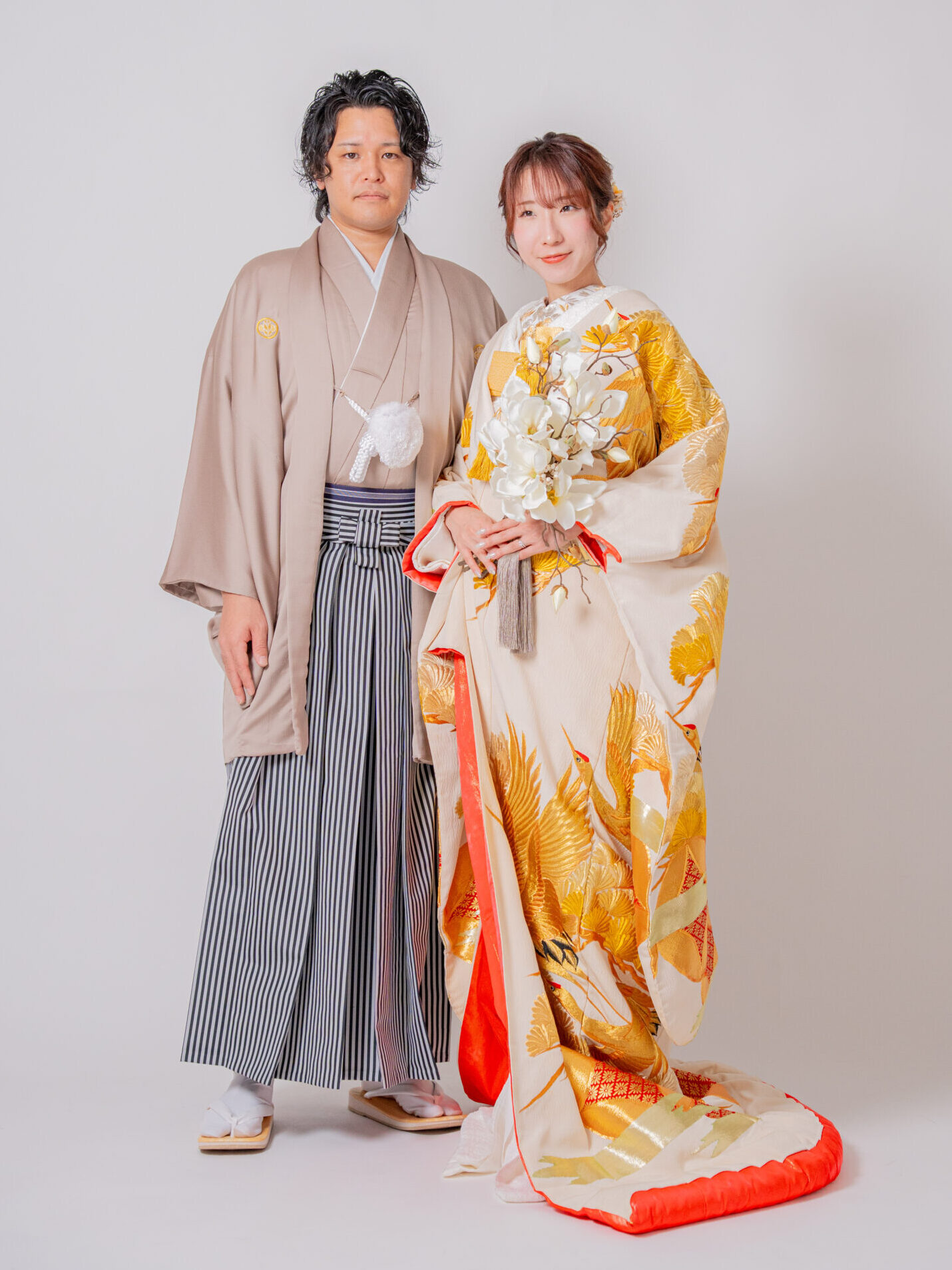 上品なカフェラテカラーの紋付姿の新郎にゴールドの色打掛の花嫁との王道正面立ち姿ショット 和装カップル前撮り