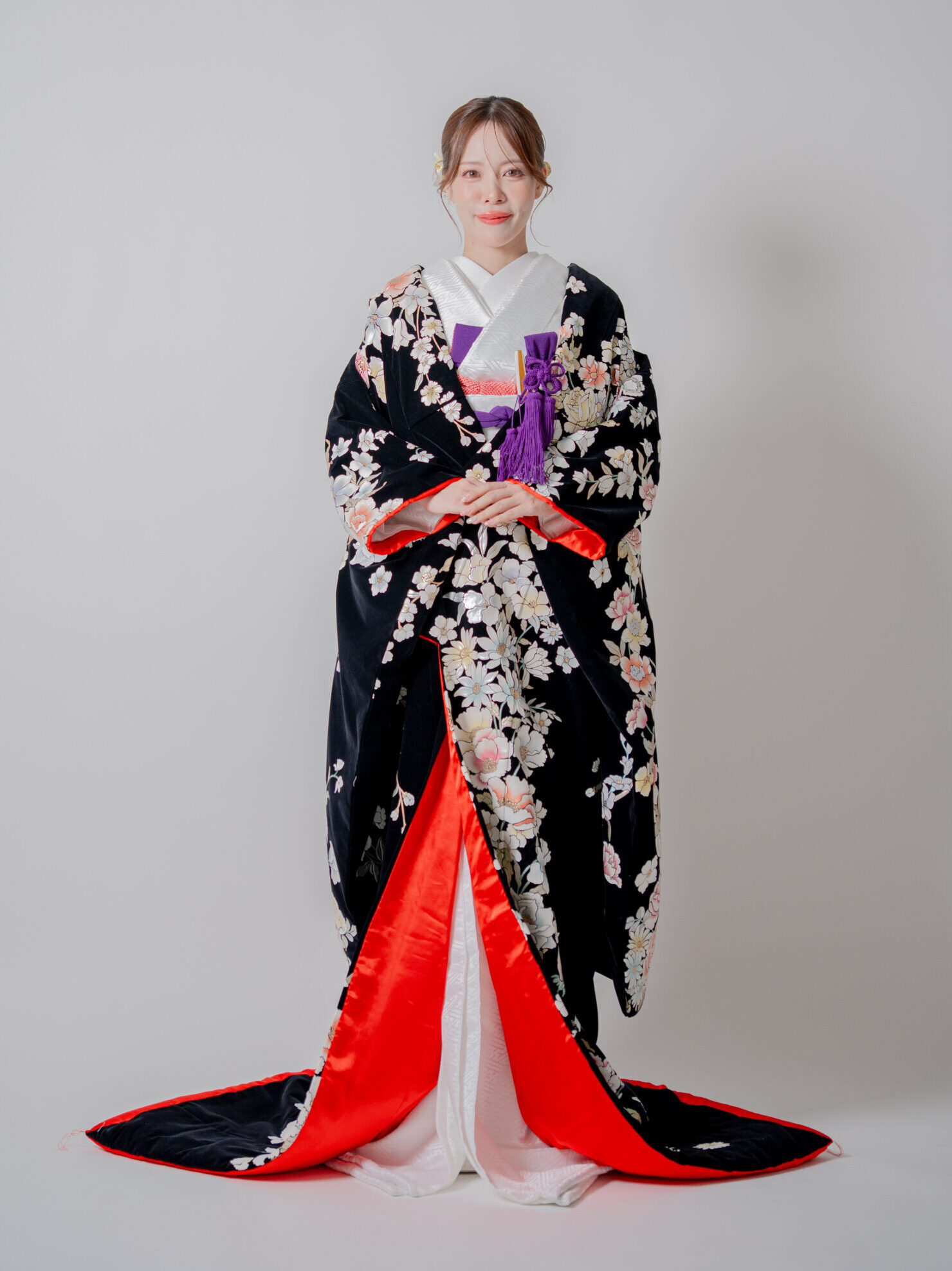 ベルベット生地黒打掛をまとい正面立ち姿の花嫁様 和装前撮りスタジオ大阪
