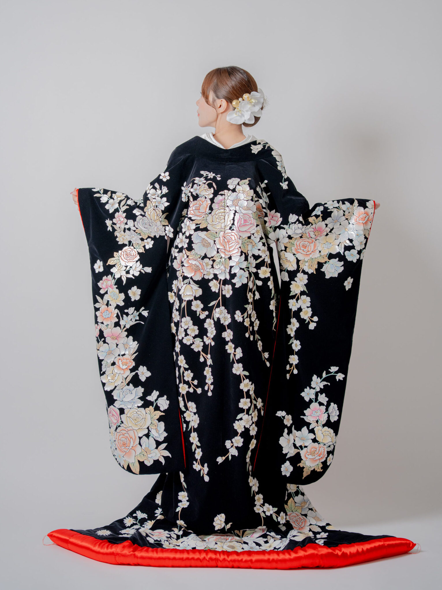 ベルベット生地黒打掛をまとい後ろ向き立ち姿の花嫁様 和装前撮りスタジオ大阪