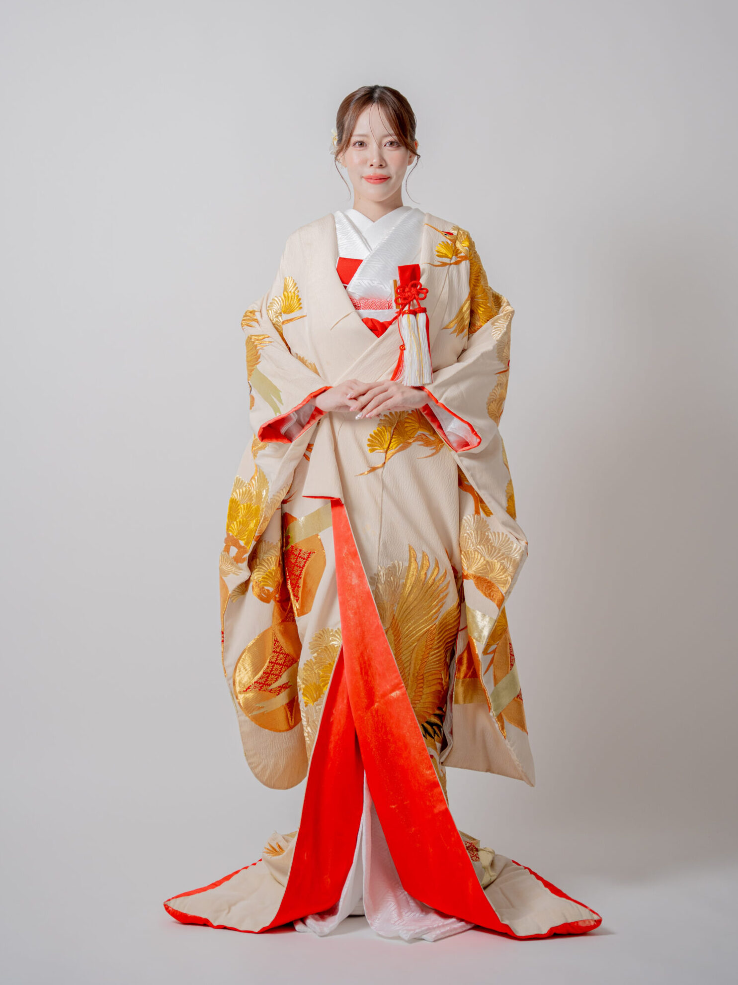 ゴールドの鶴が印象的な色打掛を纏った華やかな花嫁ソロ 正面向きの王道ショット 大阪和装前撮りスタジオ