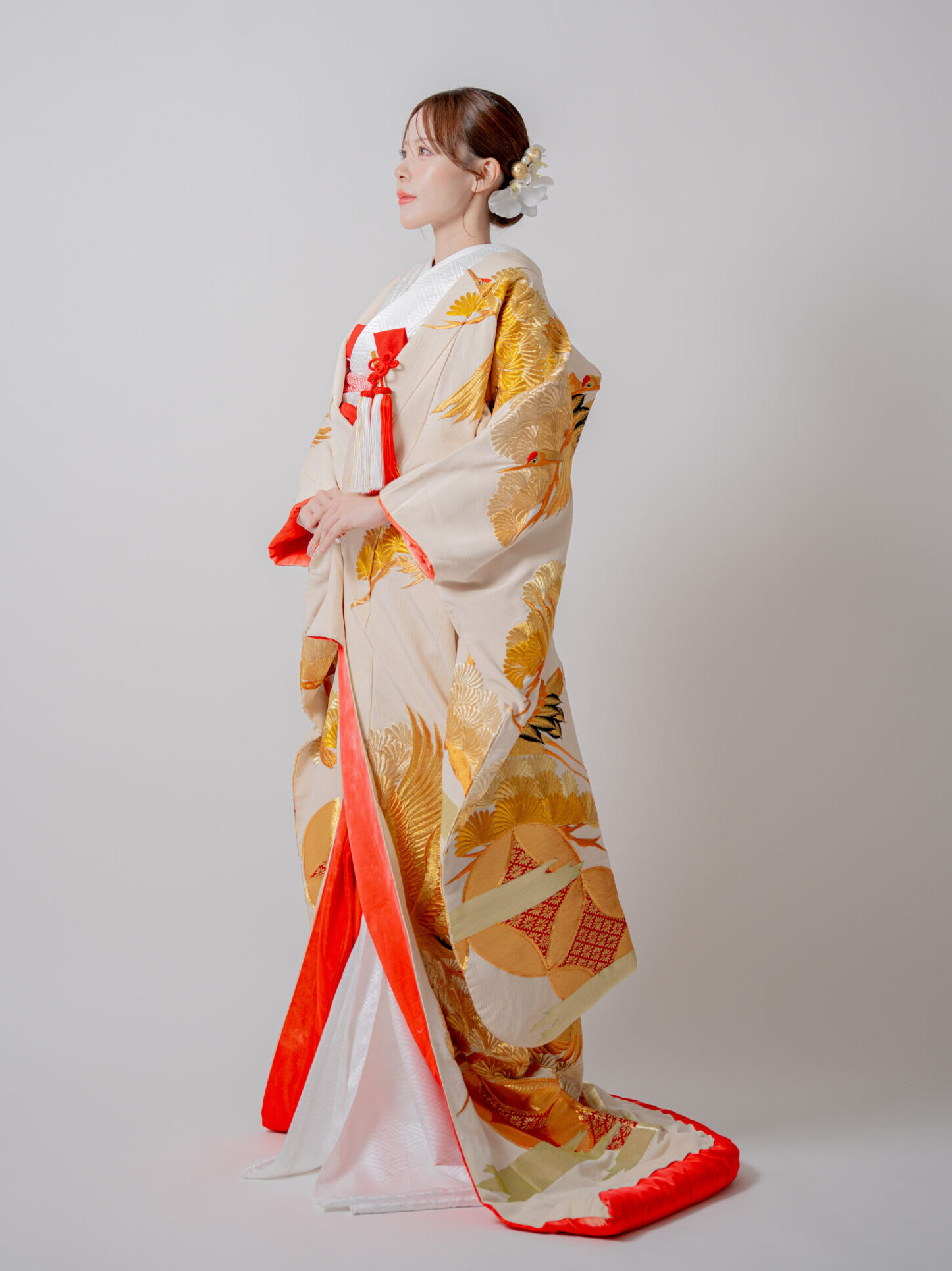 ゴールドの鶴が印象的な色打掛を纏った華やかな花嫁ソロ 横向きショット 大阪和装前撮りスタジオ