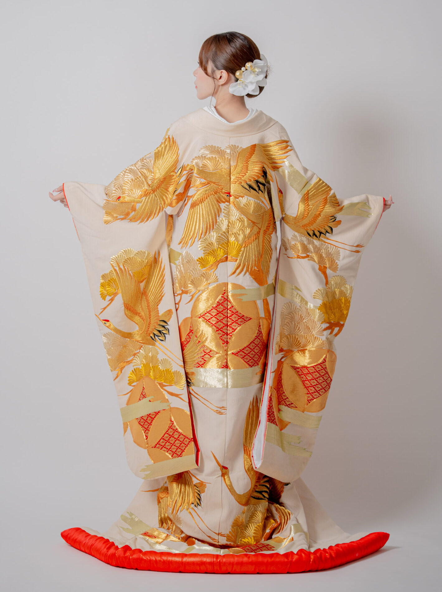 ゴールドの鶴が印象的な色打掛を纏った華やかな花嫁ソロ 後ろ向きバックショット 大阪和装前撮りスタジオ