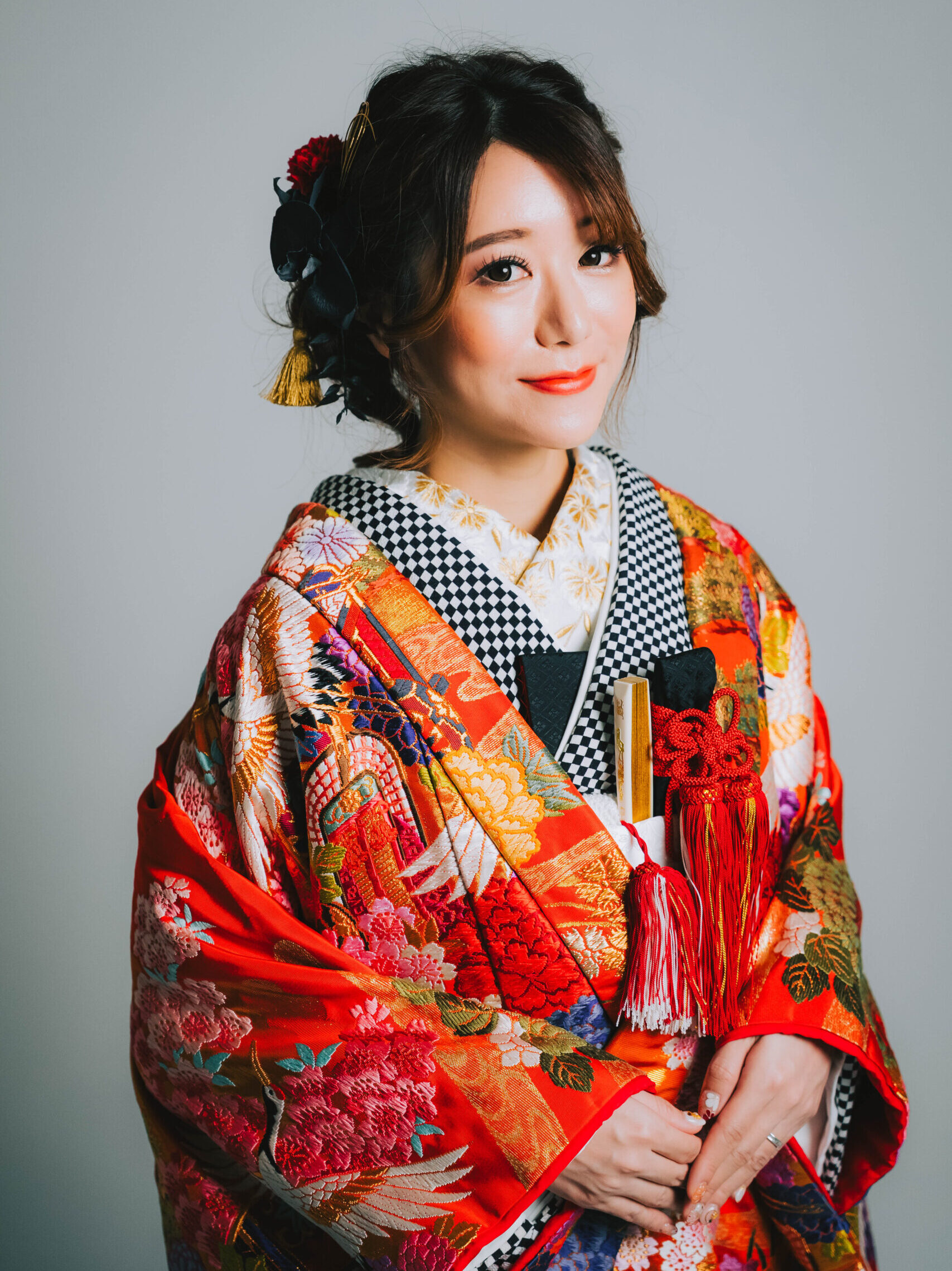 赤御所車に桜 牡丹 菖蒲 鶴 色打掛を身に纏った花嫁様 黒の小物のアクセント 大阪和装スタジオ撮影