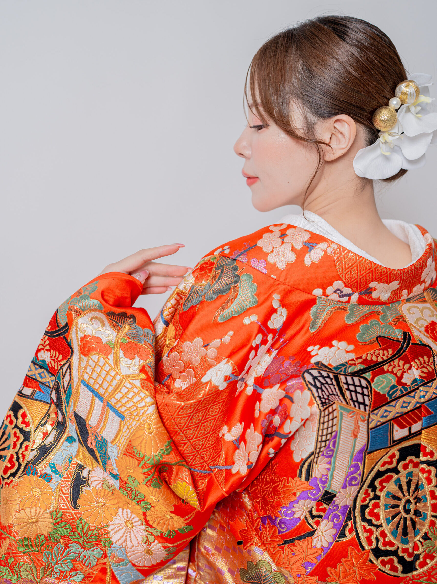御所車が背中に大きく描かれた赤の色打掛 横向きの花嫁様 大阪和装ウェディングフォトスタジオでの撮影