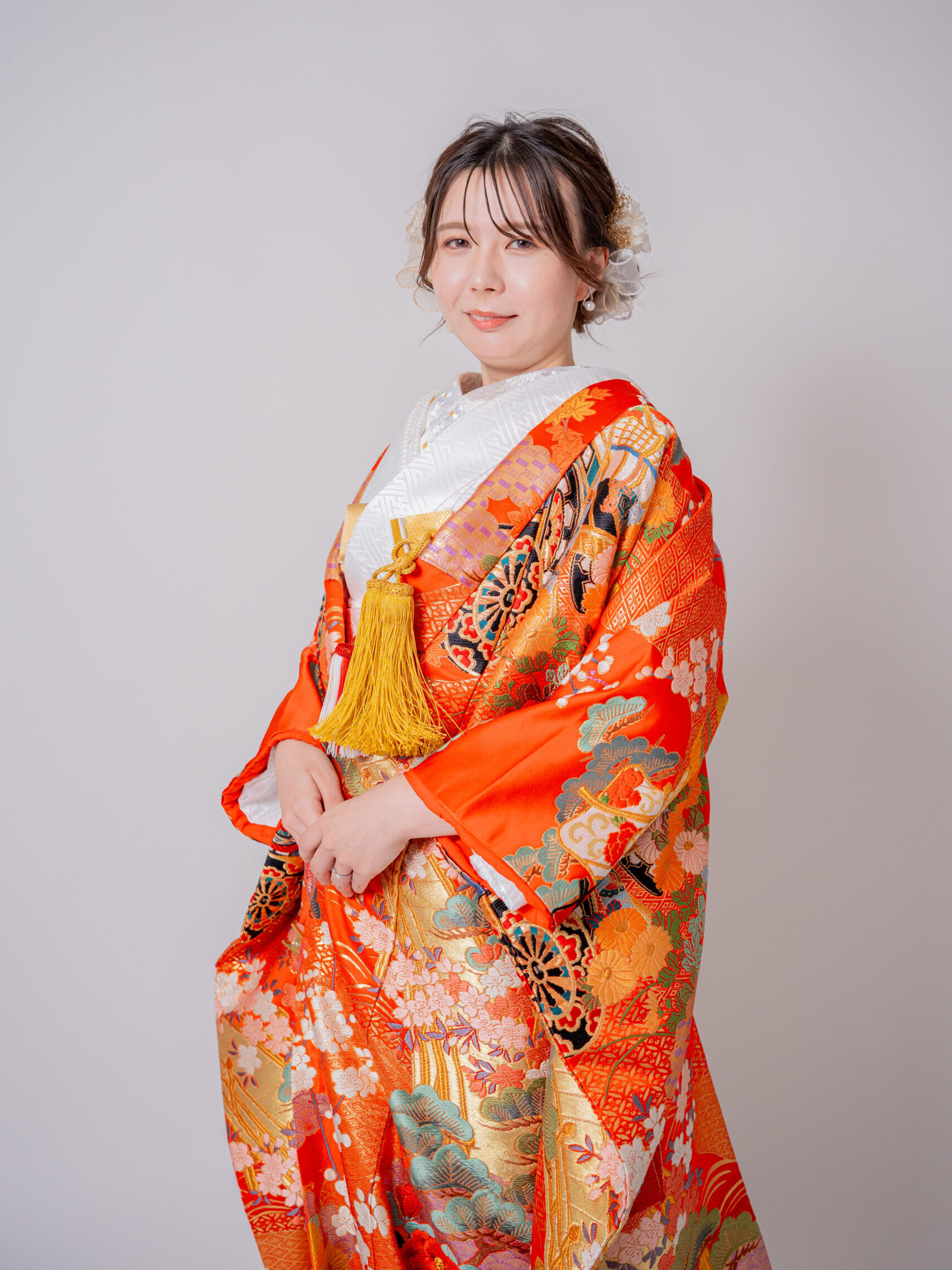 御所車が背中に大きく描かれた赤の色打掛 横向きアップショットの花嫁様 大阪和装ウェディングフォトスタジオでの撮影