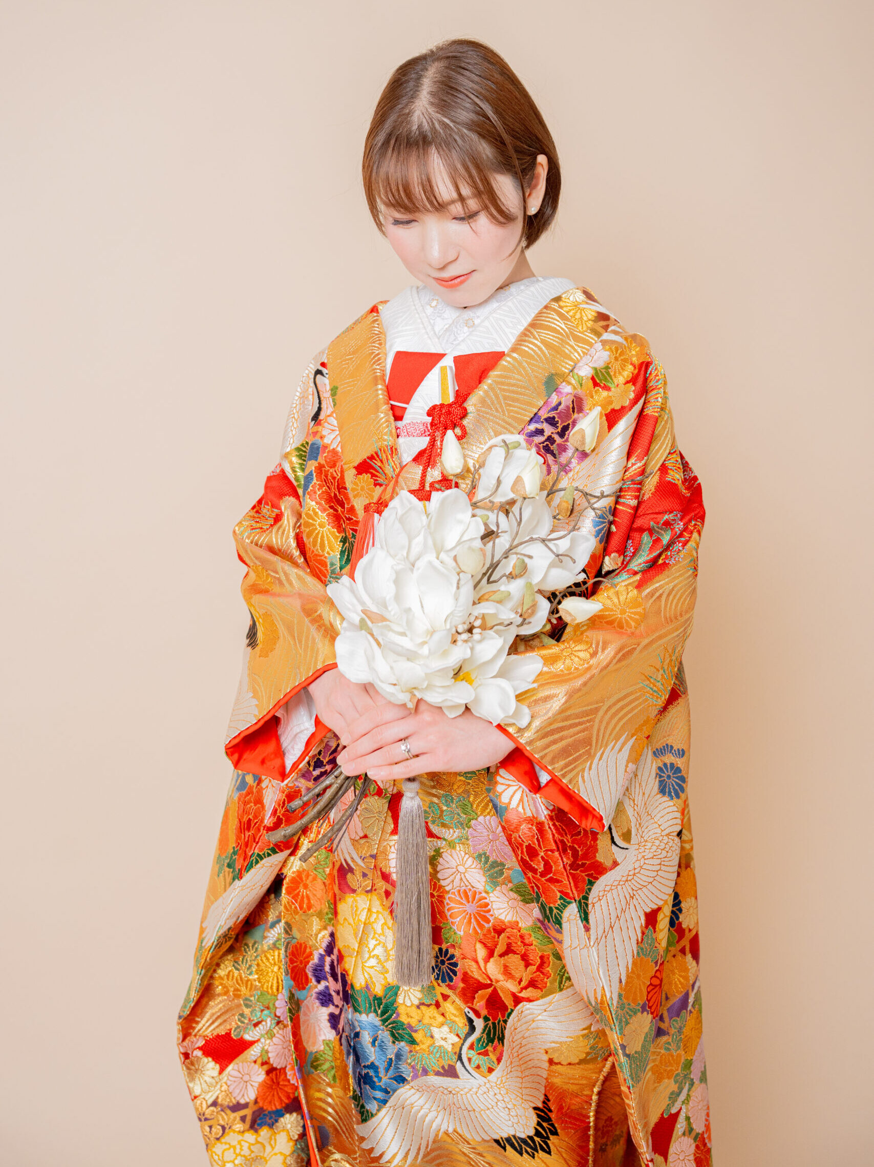 赤とゴールドの青海波の色使いが美しい色打掛 手に白いブーケを持った花嫁様ソロショット 大阪和装前撮りスタジオ