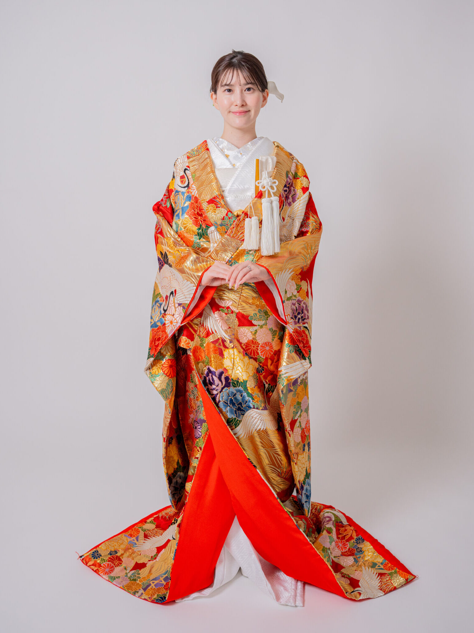 赤とゴールドの青海波の色使いが美しい色打掛 正面姿の花嫁様ソロショット 大阪和装前撮りスタジオ