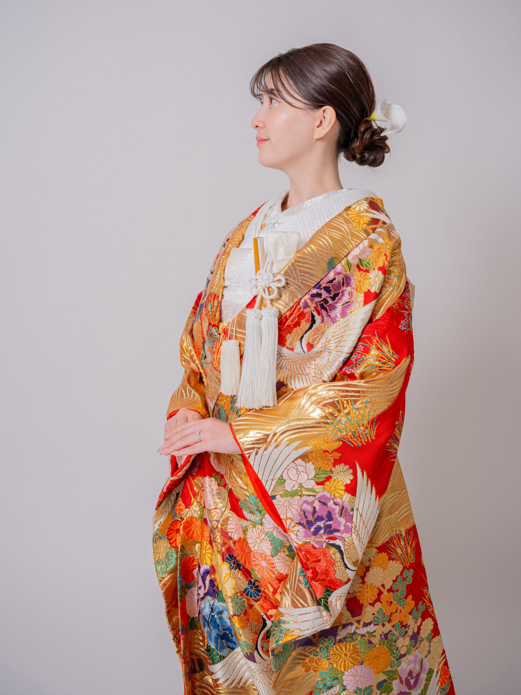 赤とゴールドの色使いが美しい色打掛 横向き姿の花嫁様ソロショット 大阪和装前撮りスタジオ