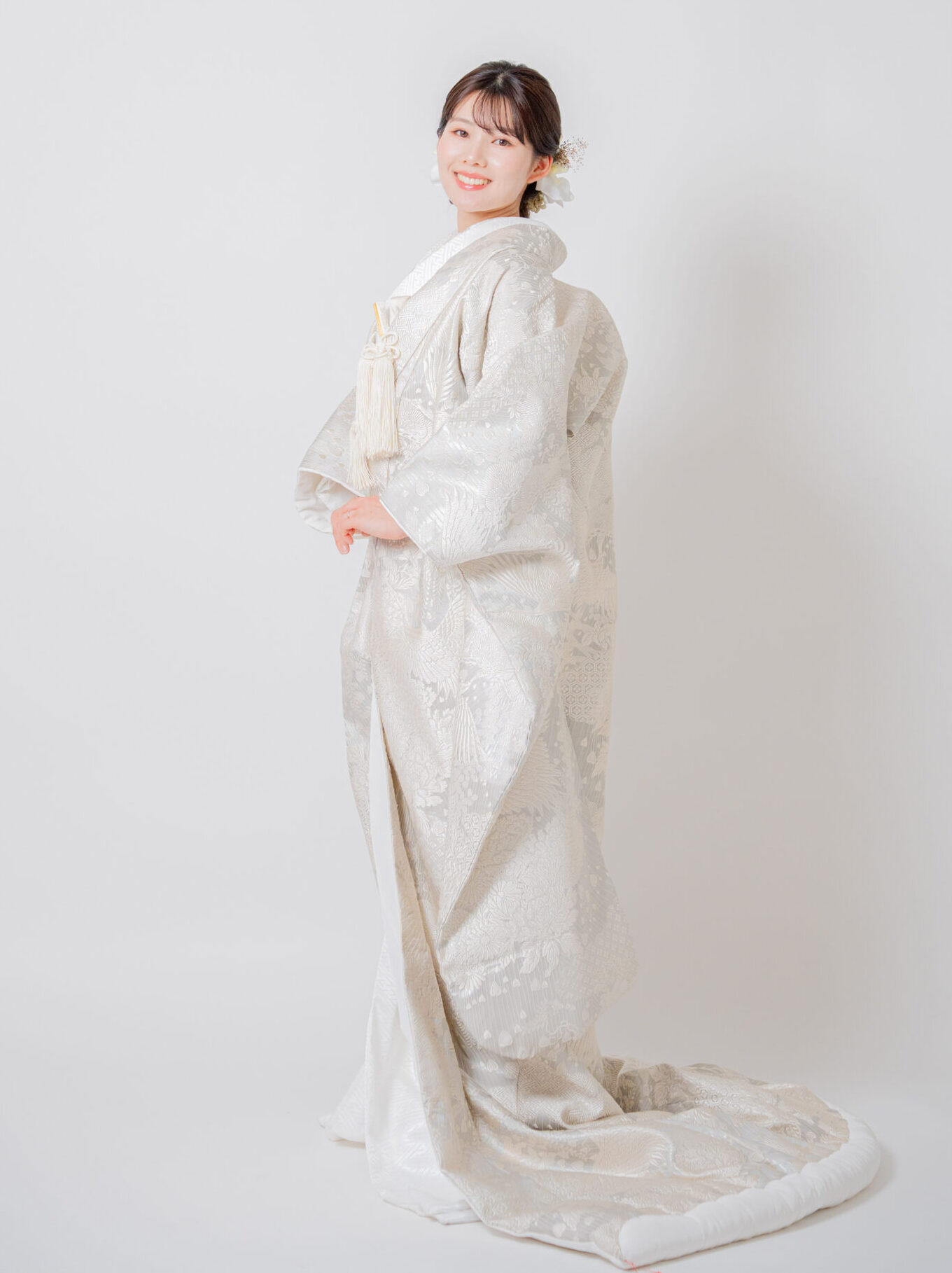 珍しいシルバーの色打掛 光の加減で美しくシルバーに輝く 和装前撮り花嫁様の立ち姿ポーズ