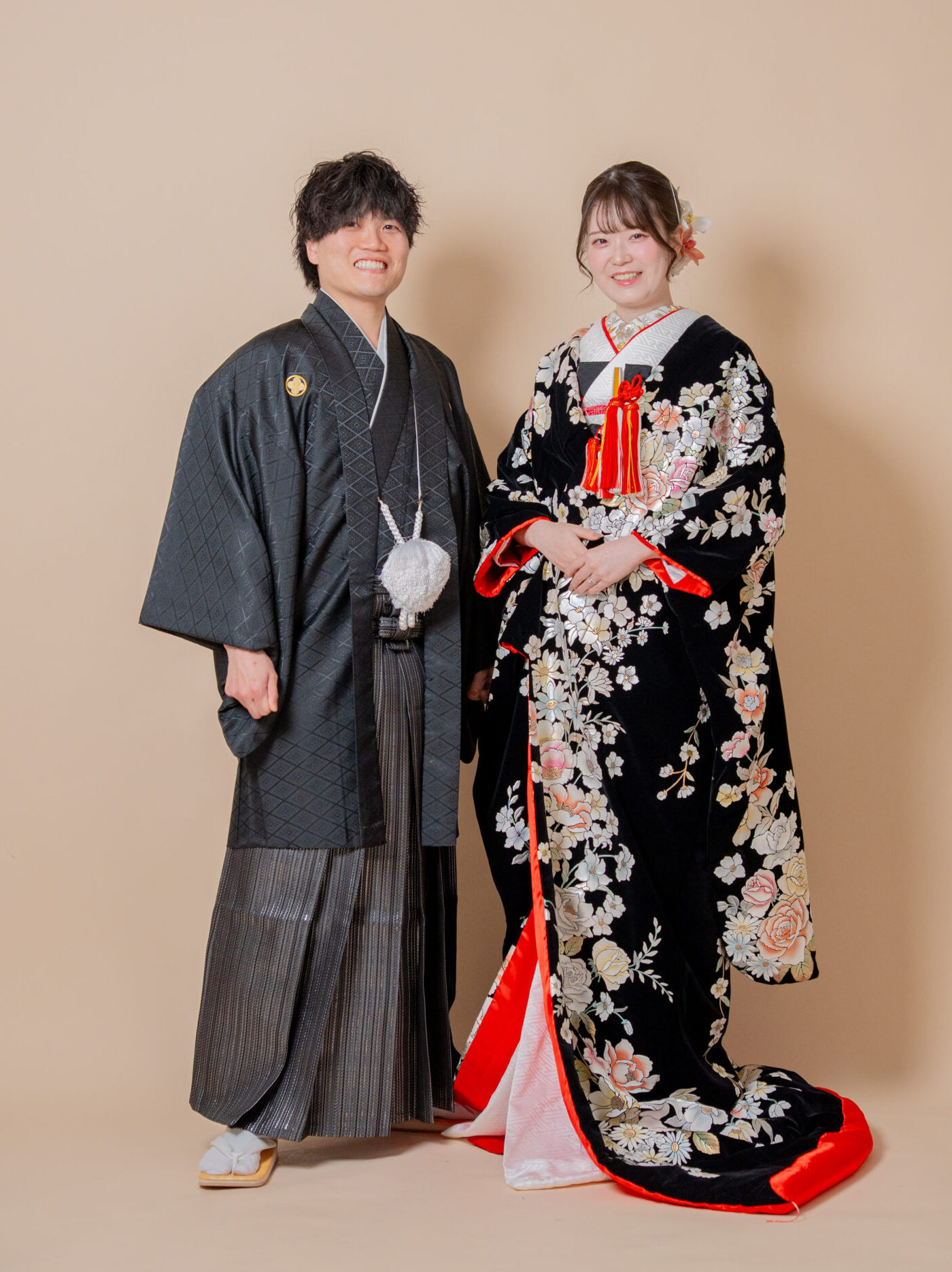 黒打掛と黒紋付羽織袴で揃えた、都会的でお洒落な大人のモダン和装コーディネート
