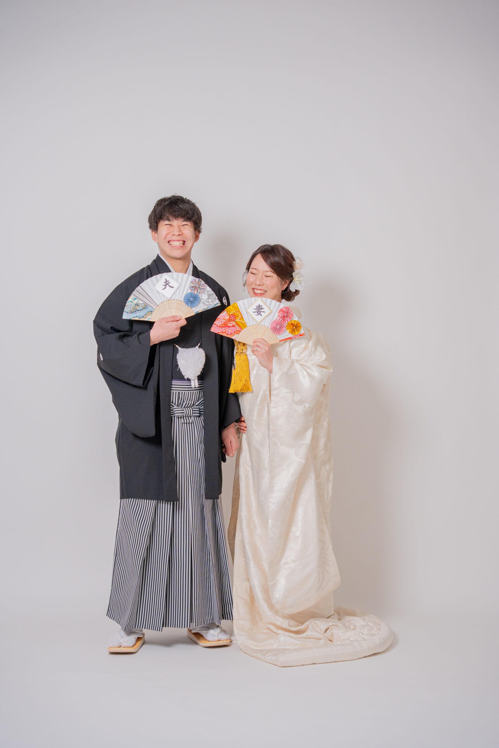 夫婦扇子を持って和装前撮りを楽しむカップル様