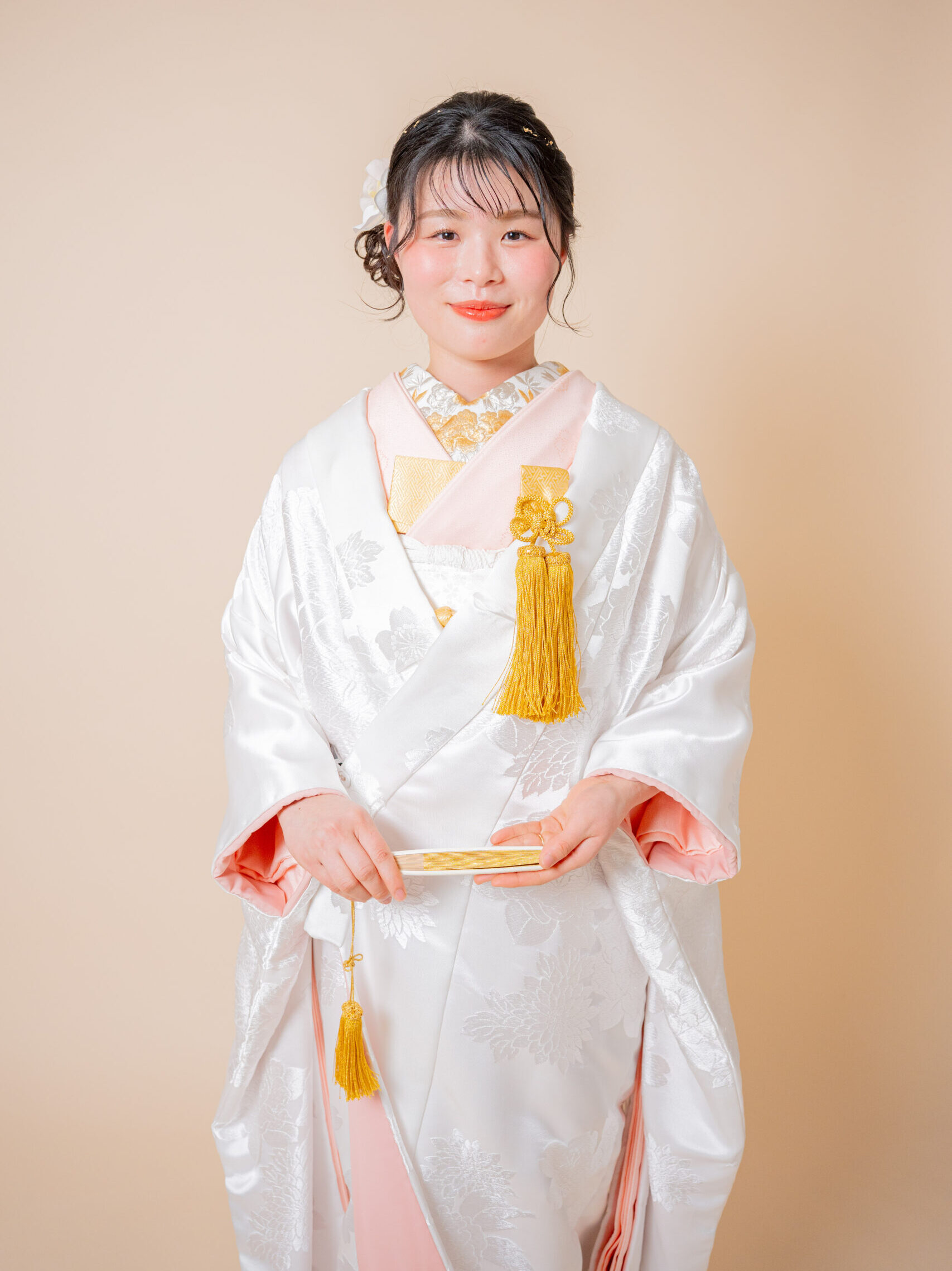 柔らかな桜色が花嫁の表情を明るく引き立てる、美しい正面アップのソロショット