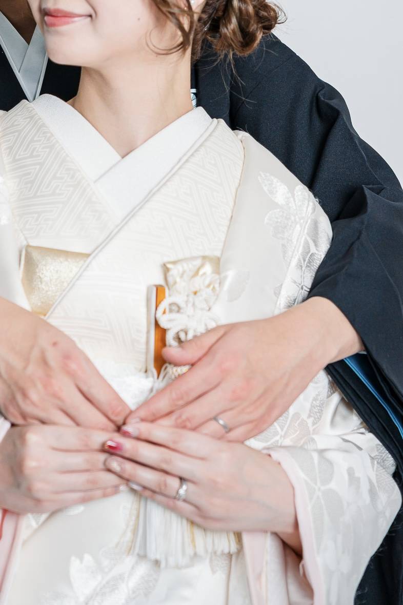 和装の夫婦-手元