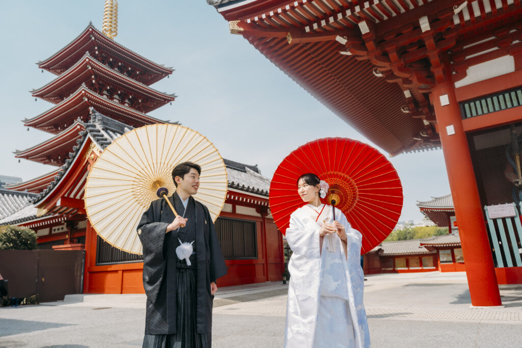 浅草寺での番傘をもつ和装新郎新婦前撮りショット