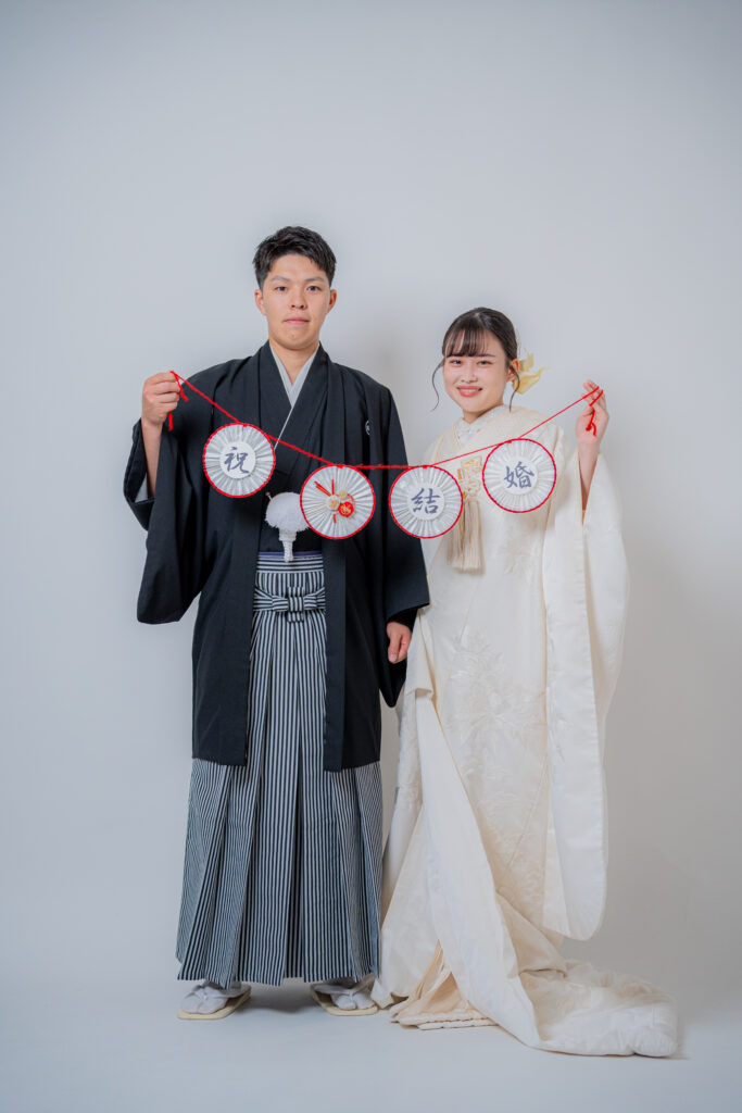 和装前撮りスタジオ 和風ガーランドを使った新郎新婦の様子