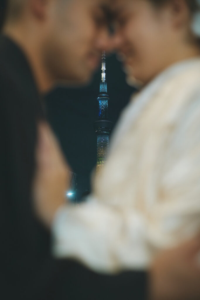 鼻と鼻をくっつけたその先に覗くスカイツリーが新郎新婦を照らすロケーションフォトの様子